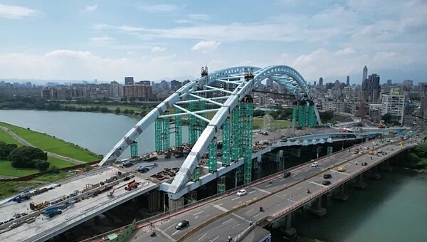 連接台北市中正區及新北市永和區的中正橋改建工程,日前完成台北、新北兩端合攏作業。圖/北市新工處提供
