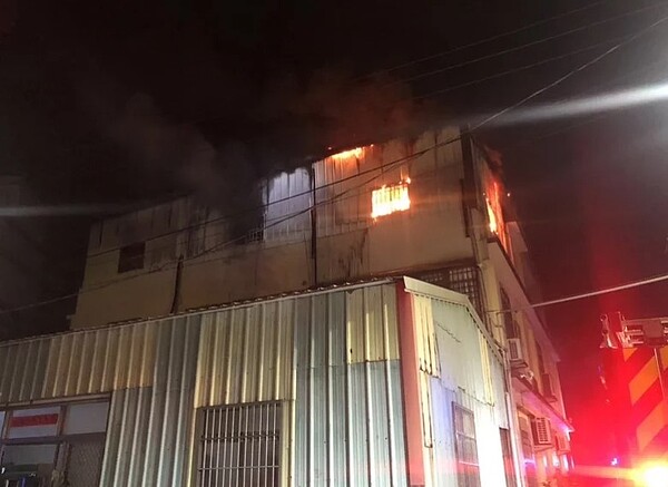 台中市大雅區中和二路昨晚有民宅火警，共燒到3戶。圖／台中市消防局提供
