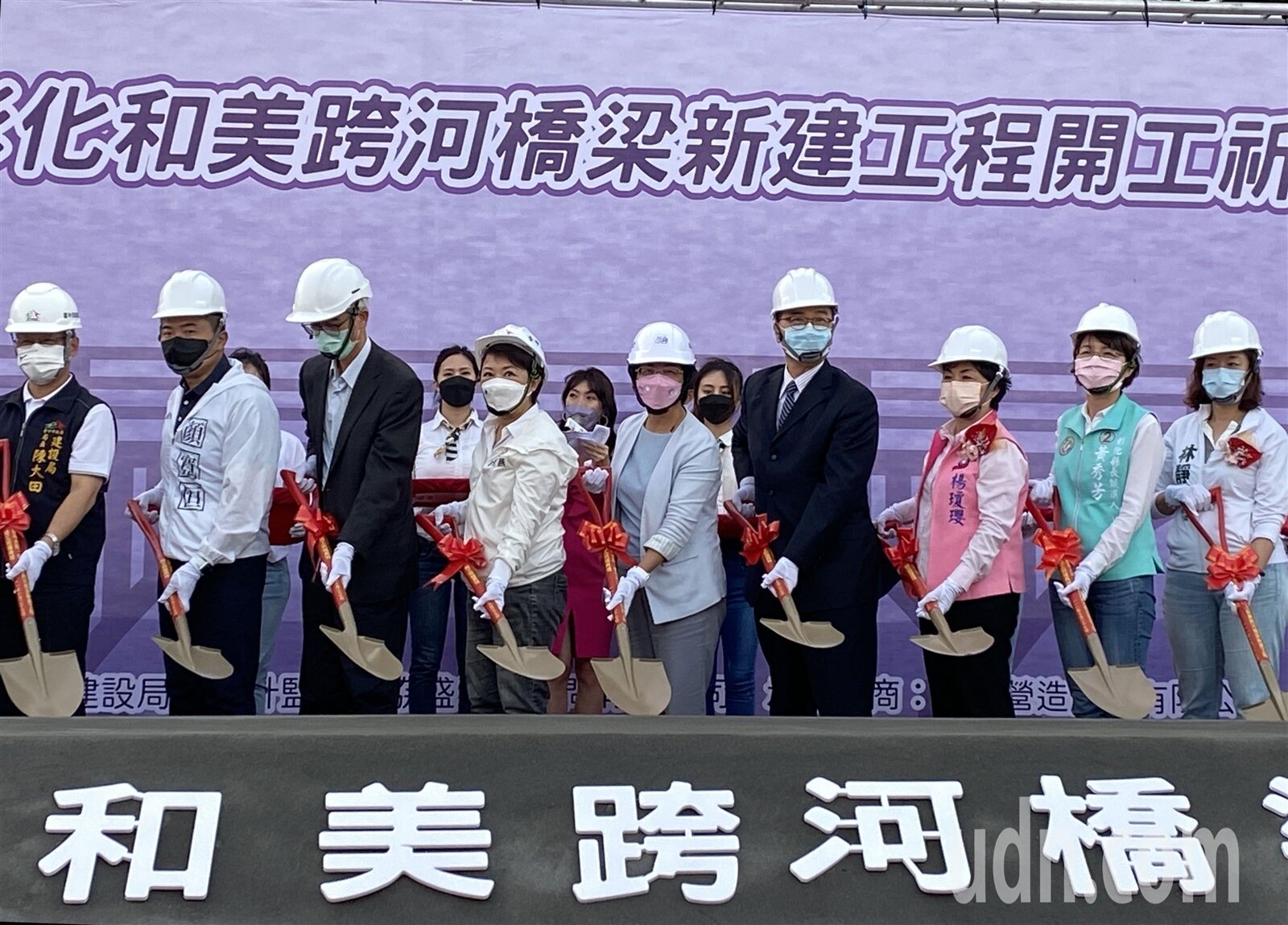 民眾期盼十多年、橫跨烏溪的大肚和美跨河大橋,在經歷三次流標,去年10月動工,預計2026年7月完工。記者趙容萱/攝影