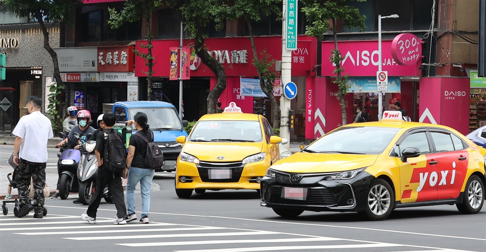 六月卅日起,汽車不停讓行人將加重罰六千元,還要強制上道安講習課程,至於「不停讓」的執法標準,交通部、警政署下周將討論。記者曾學仁/攝影