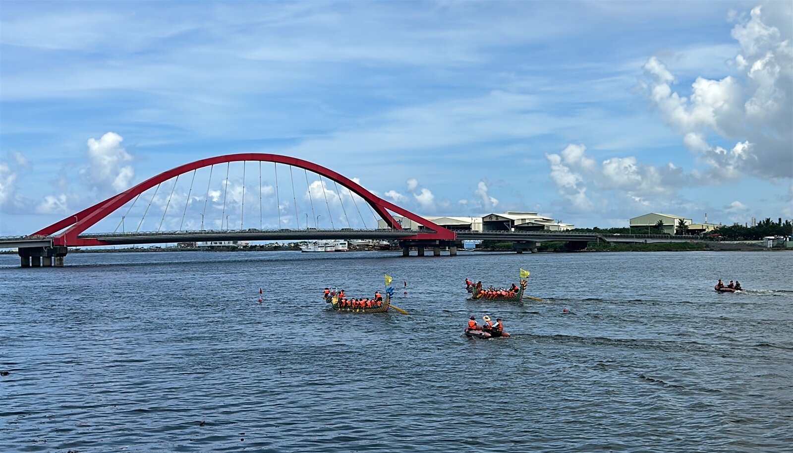 端午連假第2天預期出遊潮，圖為屏東縣東港鎮公所昨天舉辦端午龍舟競賽。記者劉星君／攝影 