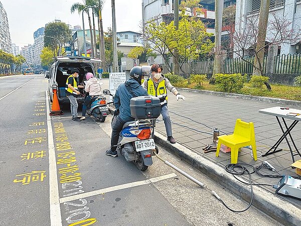 新北市不定期會在路口攔檢車輛排氣情形。(新北市環保局提供/葉德正新北傳真)