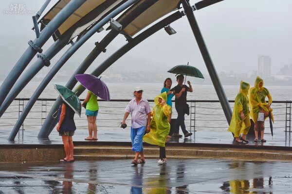 潭美颱風來襲,民眾前往淡水老街觀浪,海浪,大雨,豪雨特報,淹水。(好房News記者 陳韋帆/攝影)