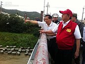 潭美颱風夾大雨　邱鏡淳視察新埔大橋水位