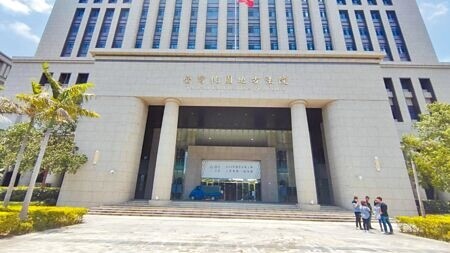 桃園市政府為辦理「沙崙產業園區整體開發計畫案」，2019年向中油購地4.8億元，但發現有大量廢棄物，清運花1.1億，向中油求償，法院認為無理由駁回。（賴佑維攝）