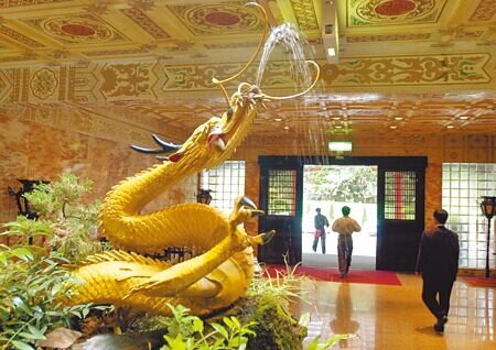 圓山飯店內具有百年歷史的金龍原為銅質,在飯店增建廳舍時,鍍上24K金。(本報資料照片)