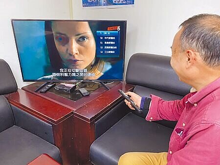 有線電視收視戶「直直落」。(本報資料照片)