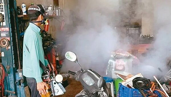 台南市衛生局昨天加強東區、仁德區主宅噴藥，防止登革熱疫情擴散。記者周宗禎／攝影
