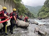 男子烏來泛舟落水失蹤20天尋獲　遺體卡在石縫中