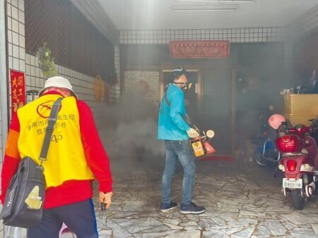 台南本土登革熱23日新增12例,仁德區為防治重點區域,昨天持續進行家戶室內噴藥。(曹婷婷攝)