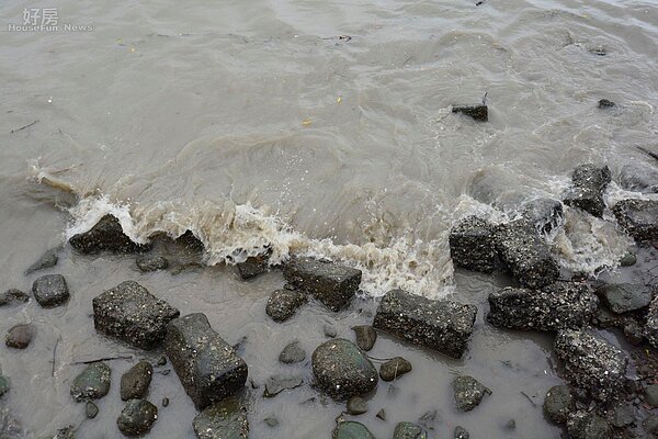 潭美颱風來襲,民眾前往淡水老街觀浪,海浪,大雨,豪雨特報,淹水。(好房News記者 陳韋帆/攝影)