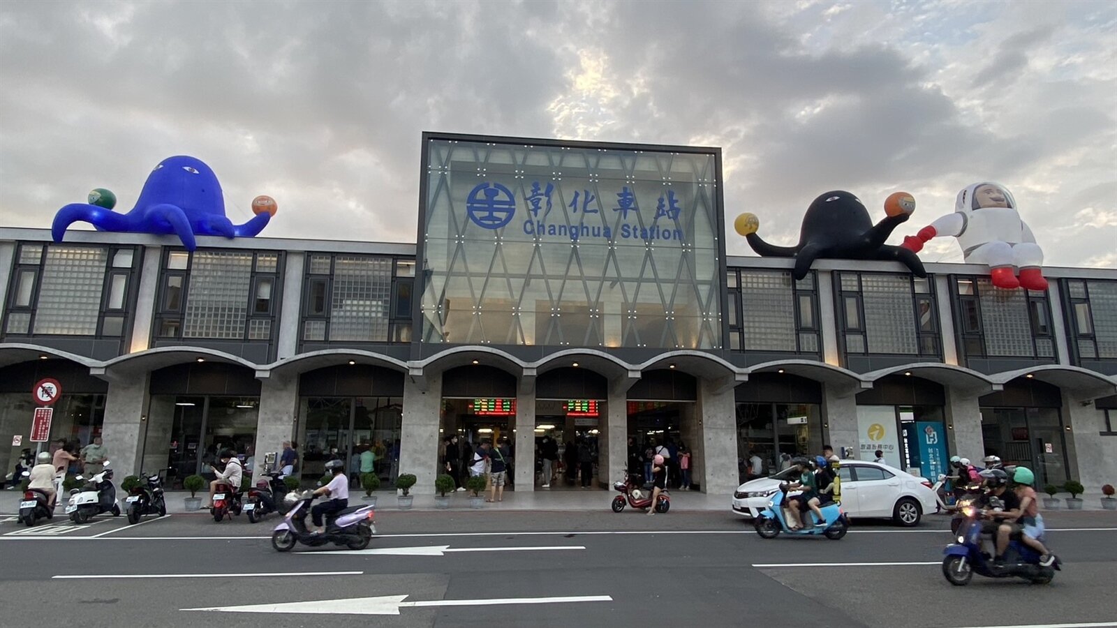 連續假期台鐵彰化車站旅客多,卻出現廁所沒水,無法沖廁所,也沒辦法洗手,引發旅客抱怨。記者林宛諭/攝影