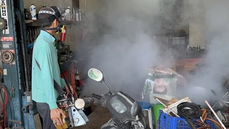 台南市衛生局今天加強東區、仁德區主宅噴藥,防止登革熱疫情擴散。記者周宗禎/攝影