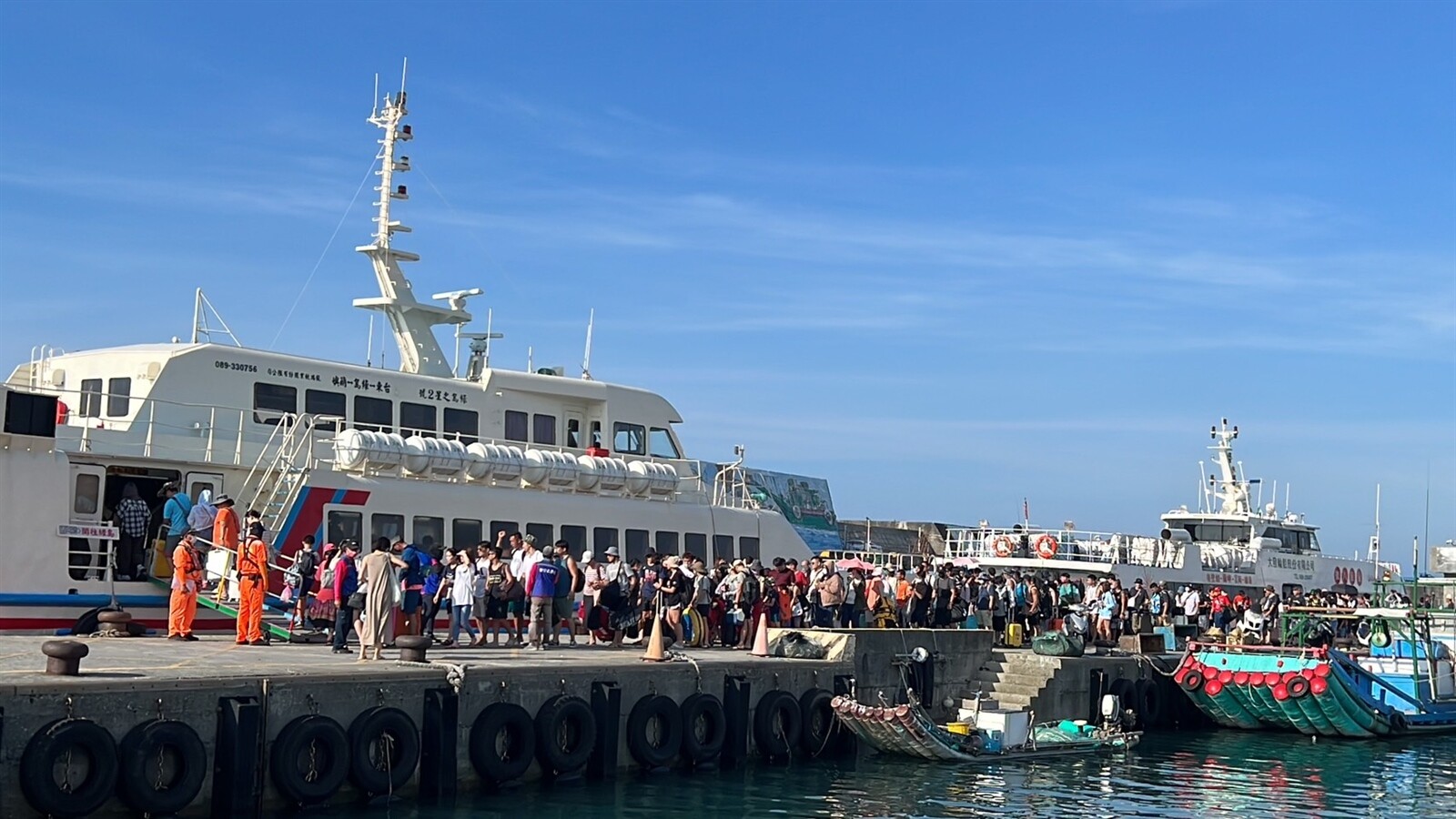 適逢暑假旅遊旺季，許多民眾到台東旅遊，綠島假日班機及客輪幾乎班班客滿，前天端午節連假首日，綠島就湧入近5千遊客。記者尤聰光／攝影 