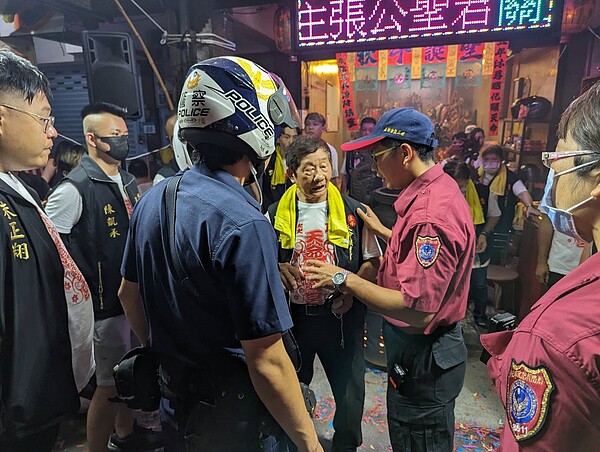 針對新北市淡水清水祖師爺平安遶境，凌晨還有人燃放鞭炮，新北市消防局表示會加強蒐證開單。記者曾伯愷／翻攝