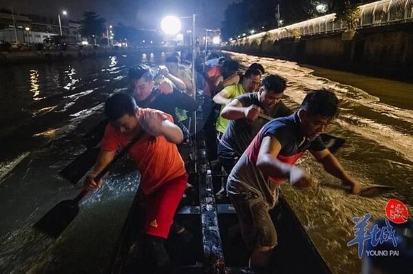訓練期間，隊員們嘿喲嘿喲的叫喊聲引來了不少廣州民眾圍觀。（羊城晚報）
