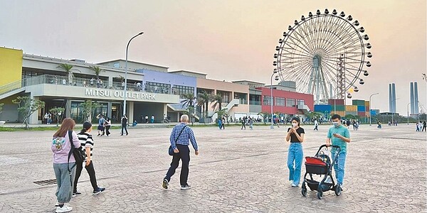 台中港新市鎮特區受惠日本三井Outlet一、二期開發完成且商圈逐漸成熟，磁吸年輕首購族搶進購屋置產。圖／業者提供