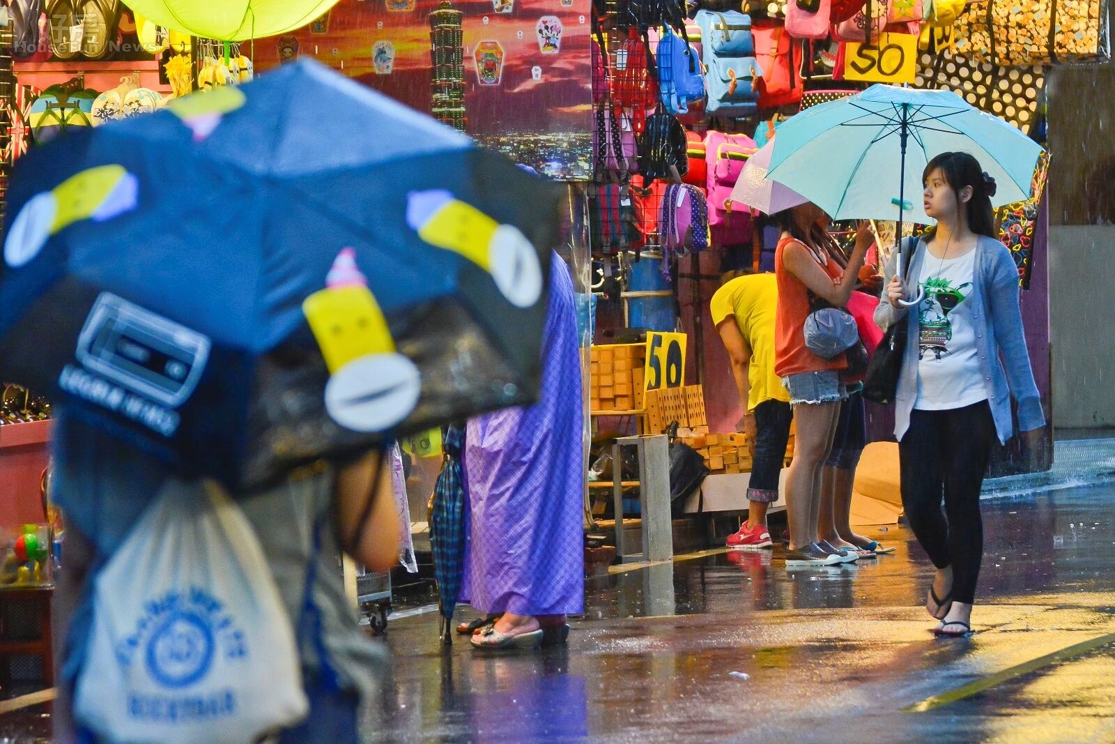 潭美颱風來襲,民眾前往淡水老街觀浪,海浪,大雨,豪雨特報,淹水。(好房News記者 陳韋帆/攝影)