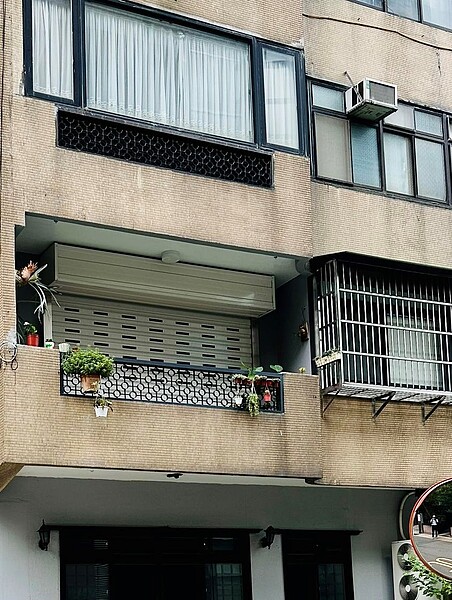 陽台加裝「這神物」成主流...宜蘭人超有感 親揭4優點:國外都是 網友好奇樓上加裝鐵捲門的用意。圖/翻攝自路上觀察學院