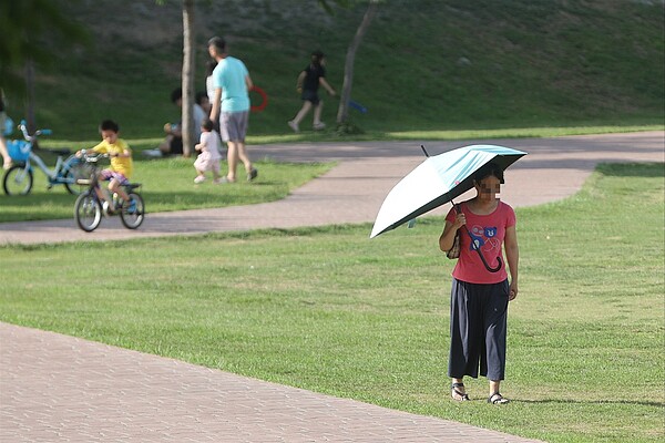 天氣晴朗炎熱,中央氣象局發布高溫資訊,避免戶外活動,若必要外出時請注意防曬、多補充水份、慎防熱傷害。記者黃仲裕/攝影