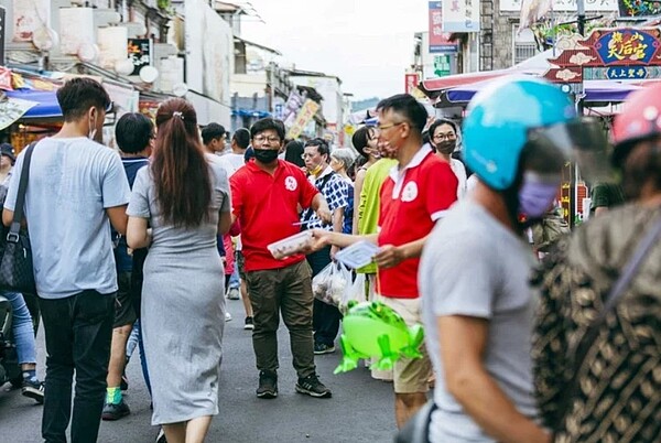 高雄旗山知名伴手禮業者在街上推銷商品。記者古和純／攝影
