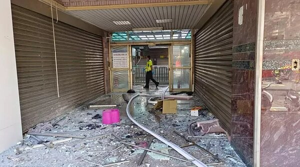 新竹縣竹北市今天上午發生瓦斯管線疑似加壓異常事故,造成市區多處民宅氣爆。圖/新竹縣消防局提供