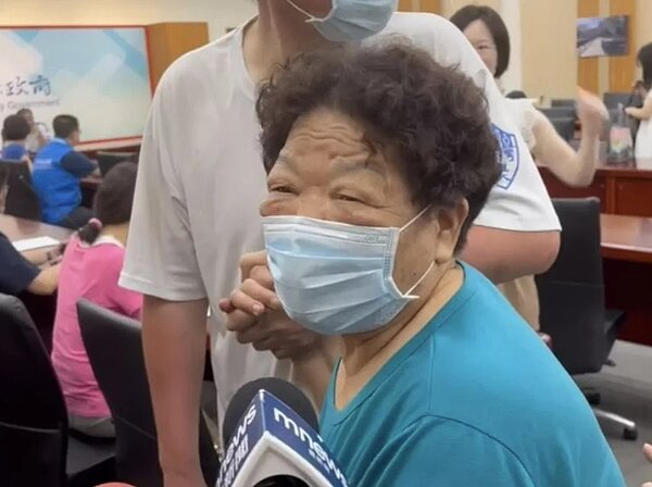 氣爆戶隔壁住戶描述爆炸後情況,見少年全身血來求救。記者巫鴻瑋/翻攝