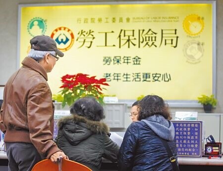 台灣民眾黨黨團提案修正《勞工退休金條例》,擬把自願提繳制度從「得選擇加入」改成「隨時得選擇退出」,且自提每滿12個月,政府再加碼5000元至個人帳戶中,盼增加自提意願。(本報資料照片)