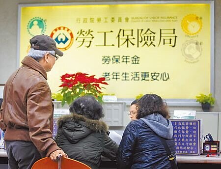 台灣民眾黨黨團提案修正《勞工退休金條例》,擬把自願提繳制度從「得選擇加入」改成「隨時得選擇退出」,且自提每滿12個月,政府再加碼5000元至個人帳戶中,盼增加自提意願。(本報資料照片)