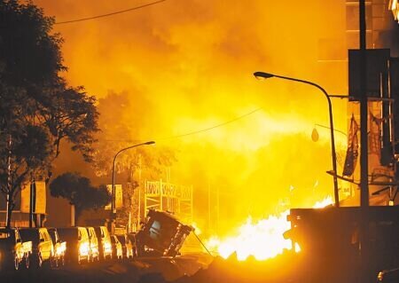 
2014年8月1日凌晨，高雄市前鎮區發生氣爆，凱旋路路面瞬間塌陷，引起大火。（本報資料照片）
