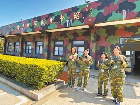 由金門縣府攜手中科院打造的「后麟步槍模擬射擊館」,是全台唯一的模擬真槍射擊景點,遊客可以換上迷彩服體驗戰場殺敵的快感。(于家麒攝)