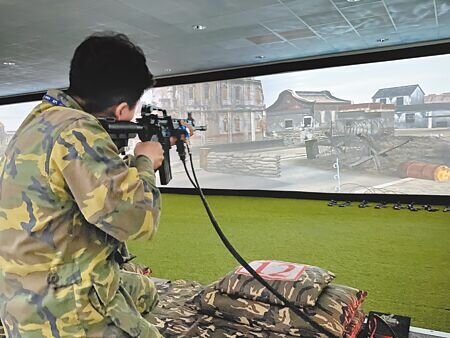 射擊館內以巨幅布幕真實模擬1949年古寧頭大戰共軍登陸畫面,遊客可以提著模仿國軍主力T91戰鬥步槍打造的電子步槍,與不斷衝上來的敵人展開殊死巷戰。(于家麒攝)