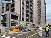 台中又傳工安意外　強風吹垮鷹架6車遭波及慘況曝光
