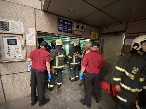 大安區金山南路2段一處停車塔驚傳掉落事故。街景圖／翻攝自Google maps
