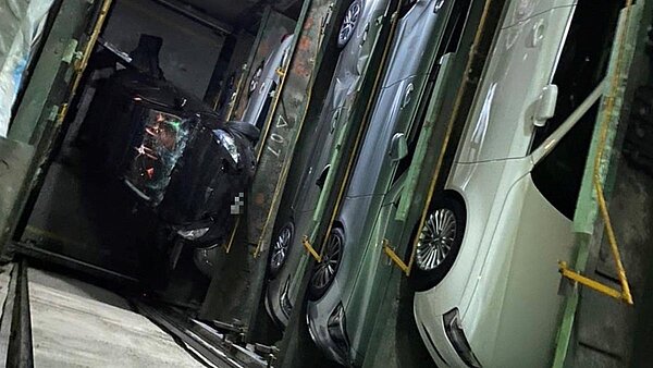 大安區金山南路2段一處停車塔驚傳掉落事故。圖／好房網News記者翻攝