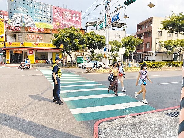 桃園市警局交通大隊表示,經統計桃園行人死亡車禍,有7成以上行人也有肇責,為此對行人違規同樣加強取締。(賴佑維攝)