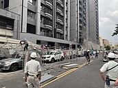 台中工地鷹架倒塌...狠砸路邊賓士等6車　建案遭勒令停工罰款