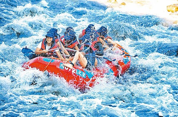 夏日戲水一定要選擇合法水域,並做好暖身,避免單獨行動。圖/東管處提供