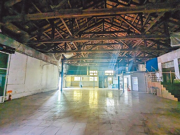 台鐵中壢鐵道4、5號倉庫修復工程進行中，桃市府將重新檢討未來中壢站區動線。（桃園藝文陣線提供／呂筱蟬桃園傳真）
