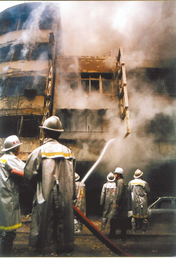 1995年大年初三清晨，原台北縣板橋市中正路發生嚴重氣爆，現場一片火海，瀰漫黑壓壓的塵煙，宛如人間煉獄。（鄭輝吉提供）