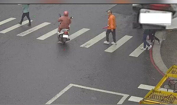 近來汽機車不禮讓行人成為警方執法焦點。圖/新北市交通大隊提供