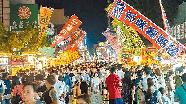 端午連假，嘉義市區再度湧現出遊人潮，知名文化路夜市人擠人，粗估一晚湧入近萬人次。（嘉義市政府提供／呂妍庭嘉義傳真）