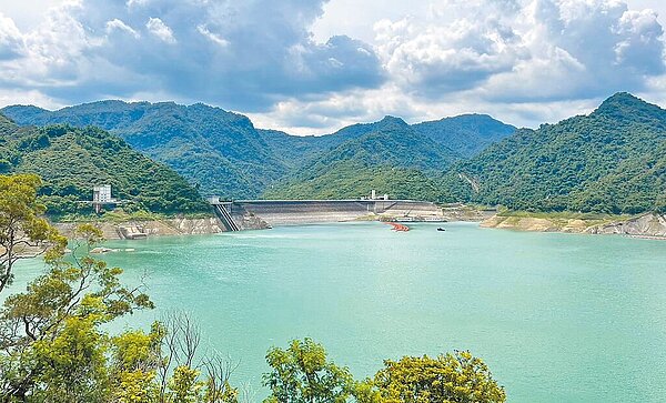 曾文水庫因放水給烏山頭水庫供灌二期稻作,蓄水率再度快速下降。(讀者提供/程炳璋台南傳真)