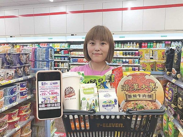 全台超商推端午連假優惠促銷,主力看準返鄉出遊人潮,咖啡、冰、飲品與零食最暢銷。圖/7-ELEVEN提供