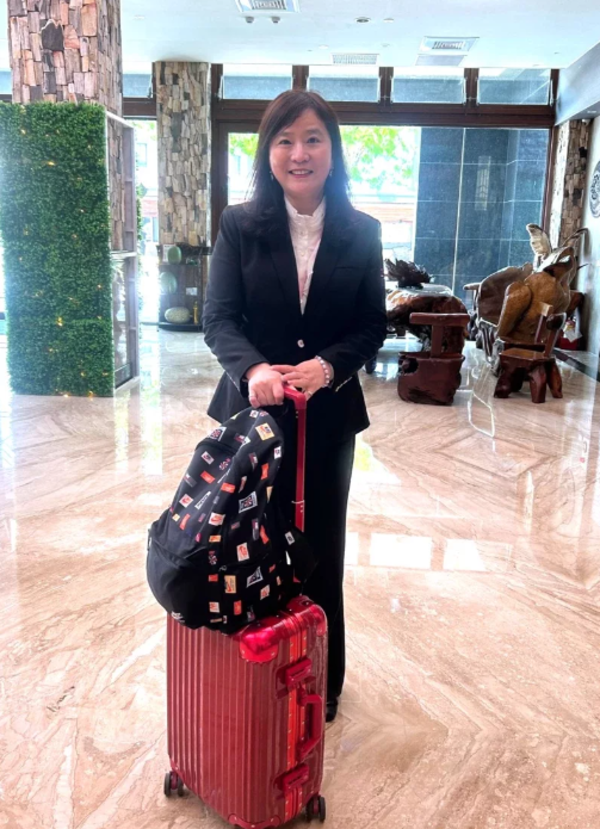 李譿心雖曾任5家飯店總經理，但仍願意親自為客人提行李。圖／李譿心提供