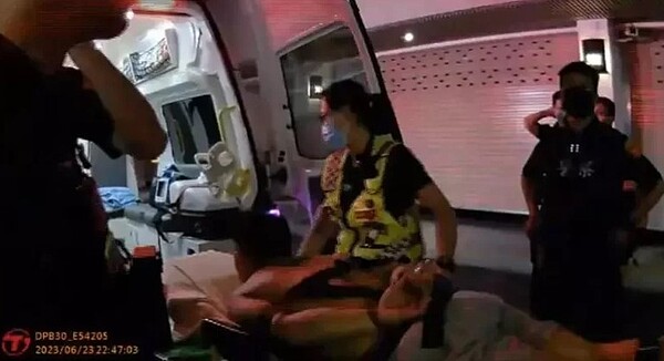 警方將朱男上銬強制送醫。記者曾健祐/翻攝