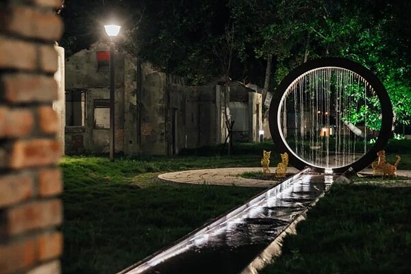 屏東縣遺構公園空翔區在昨晚啟用,無法修復的日式建築,在知名創作人方文山、在地年輕藝術家鄭雋等人注入巧思、就地取材下,全部華麗轉身被保留下來,成為文化觀光熱門景點。圖/屏東縣文化處提供