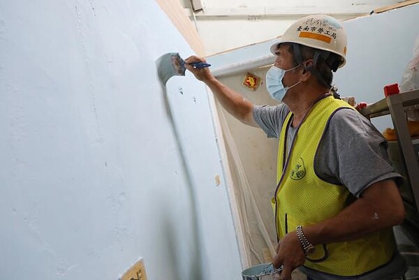 油漆工程職業工會及木工業職業工會今(25)日分別前往官田區及麻豆區為弱勢勞工修屋。圖/台南市政府提供