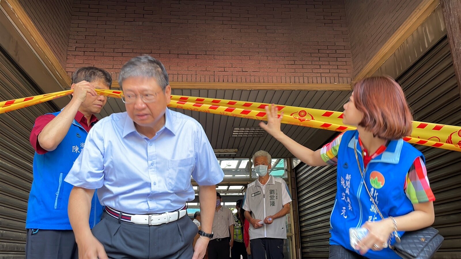 新竹縣長楊文科今早也到「帝王至尊」社區勘查。記者黃羿馨/攝影