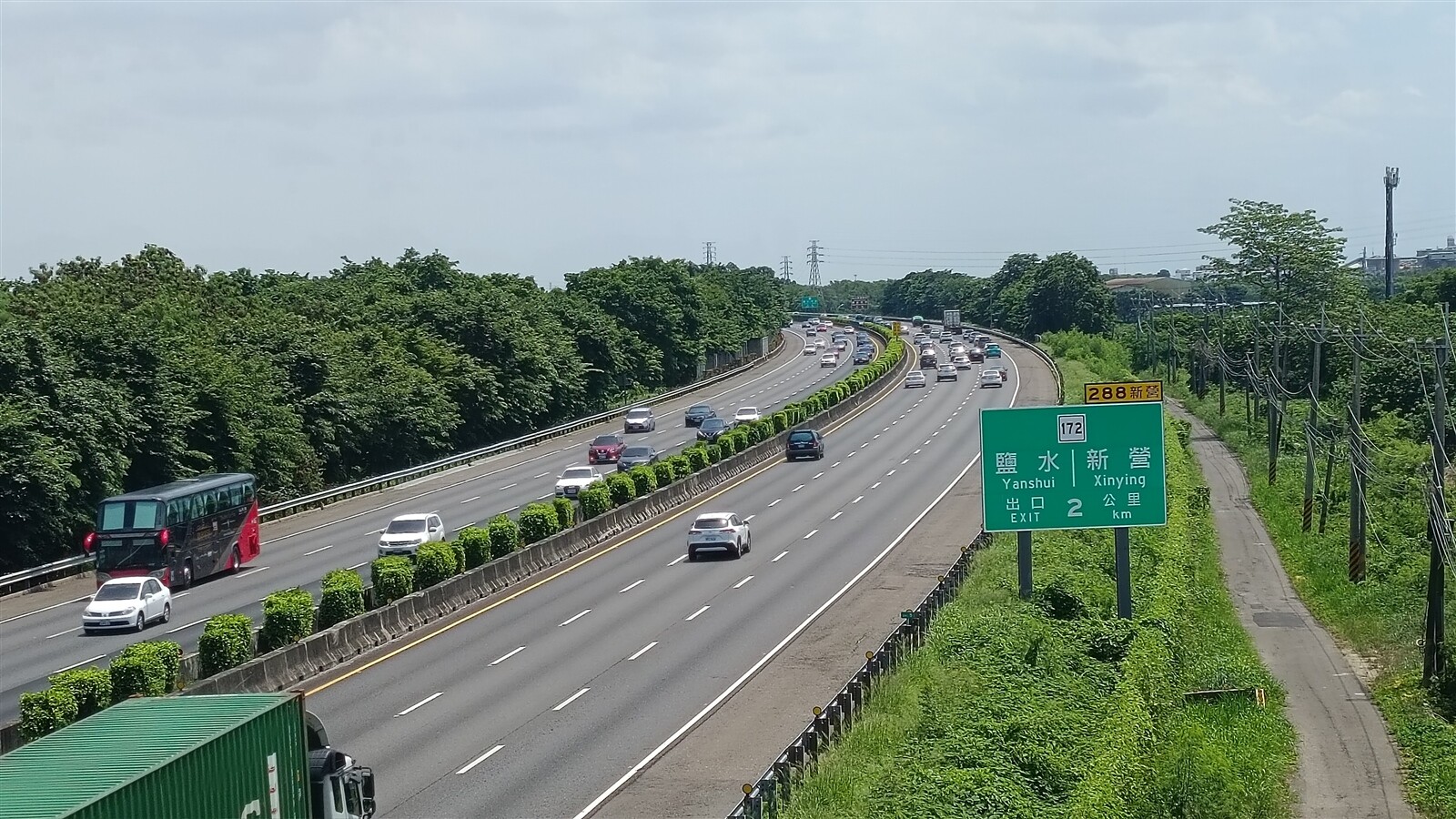 端午連假收假日，中山高台南路段上午一路順暢，圖為新營路段近午暢行情形。記者謝進盛／攝影 